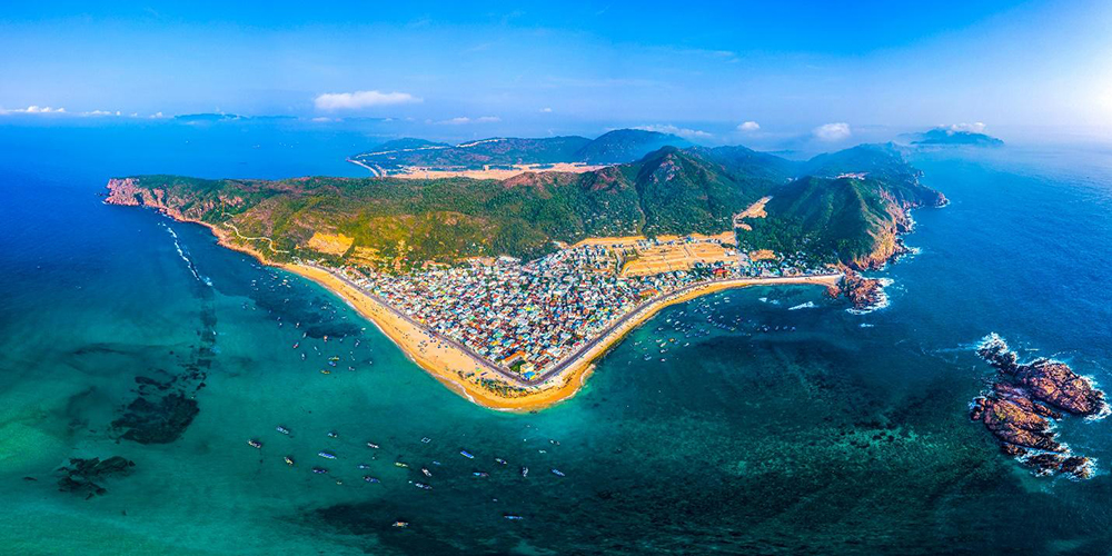 Biển Quy Nhơn được mệnh danh là “thiên đường du lịch”tại miền Trung (Ảnh: Danh Khôi Group)
