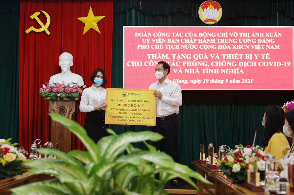 Đại diện Tập đoàn T&T Group trao tặng 20.000 bộ kit xét nghiệm nhanh Covid-19 trị giá 3 tỉ đồng cho đại diện lãnh đạo huyện An Phú (tỉnh An Giang), “tiếp sức” địa phương trong công tác phòng, chống dịch