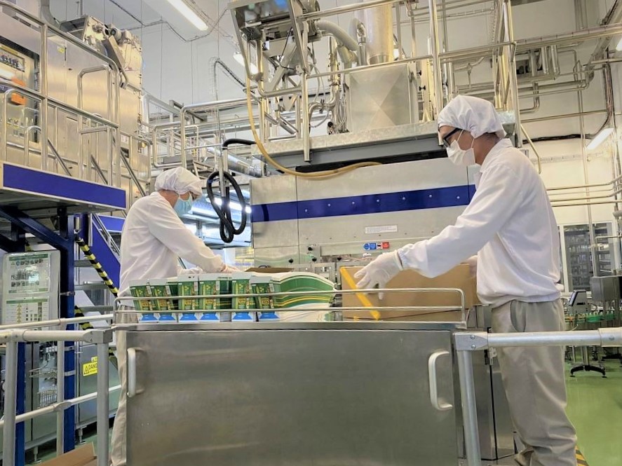Nhân viên nhà máy Nestlé thực hiện phương án “3 tại chỗ” duy trì sản xuất