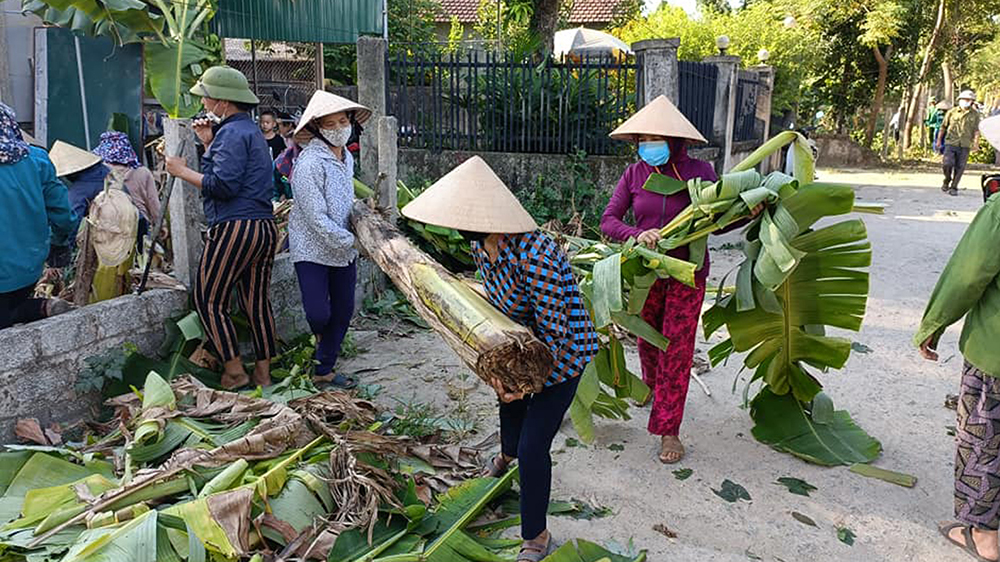 Người dân thôn Nam Giang (xã Thạch Long, H.Thạch Hà, Hà Tĩnh) chặt bỏ cây cối để hiến đất xây dựng nông thôn mới 