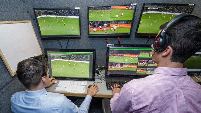VAR là gì? Cách thức hoạt động và ảnh hưởng đến trận đấu