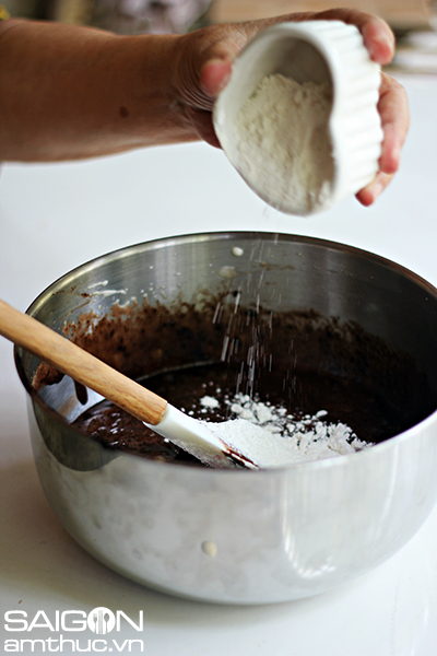 Cách làm bánh Chocolate Crinkles - bánh quy phủ tuyết của mùa đông 