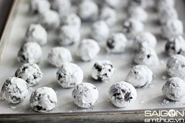 Cách làm bánh Chocolate Crinkles - bánh quy phủ tuyết của mùa đông 