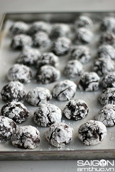 Cách làm bánh Chocolate Crinkles - bánh quy phủ tuyết của mùa đông 