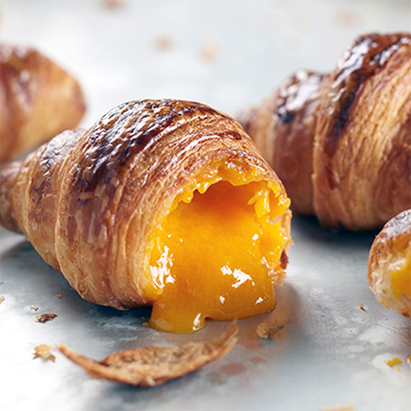 Golden Lava Croissant - Bánh sừng trâu trứng muối nổi tiếng đến từ Singapore đã chính thức có mặt tại các cửa hàng trong hệ thống BreadTalk Việt Nam.