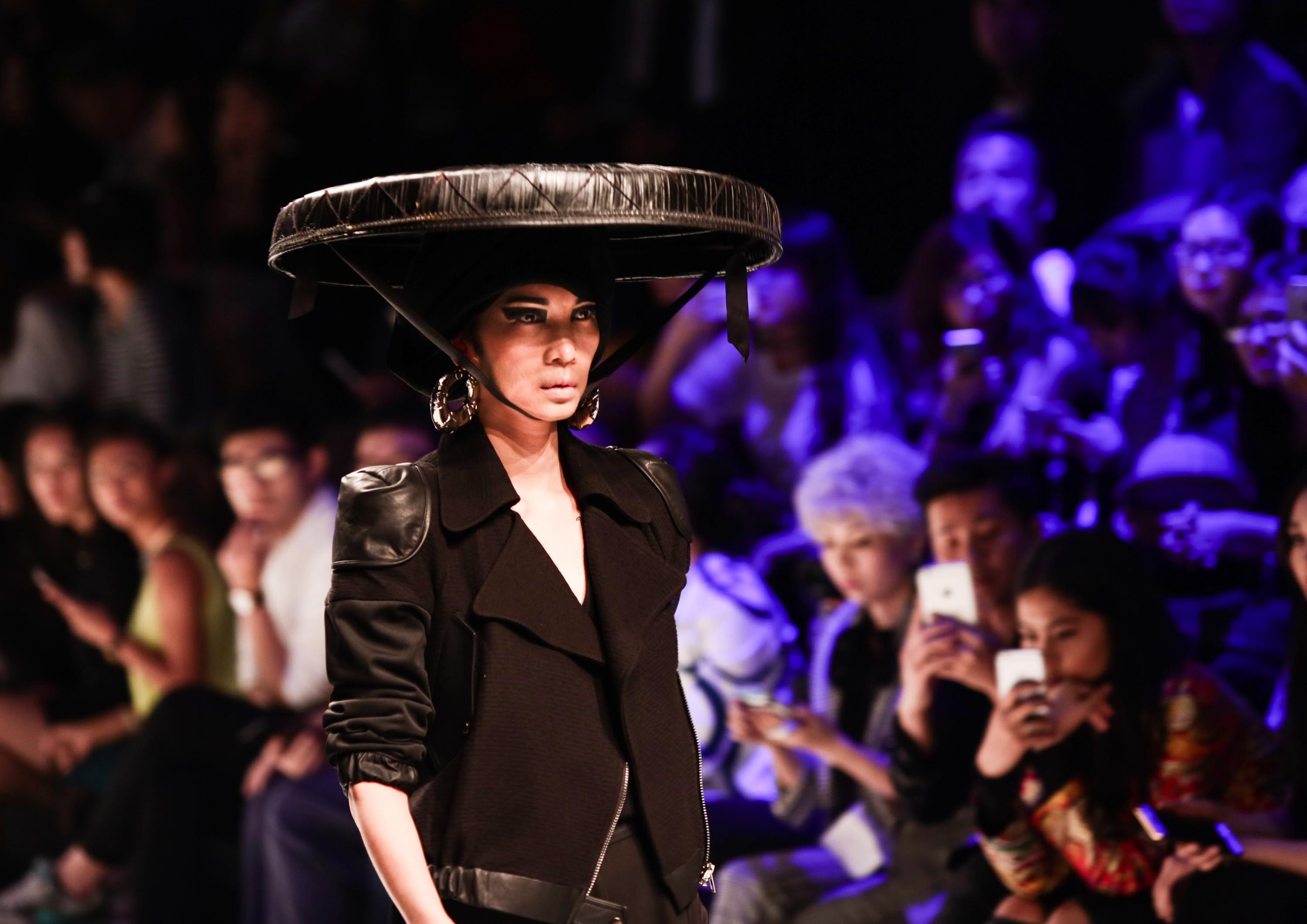 Xuân Lan bất ngờ mở màn show diễn Kelly Bùi ở 'Shanghai Fashion Week'