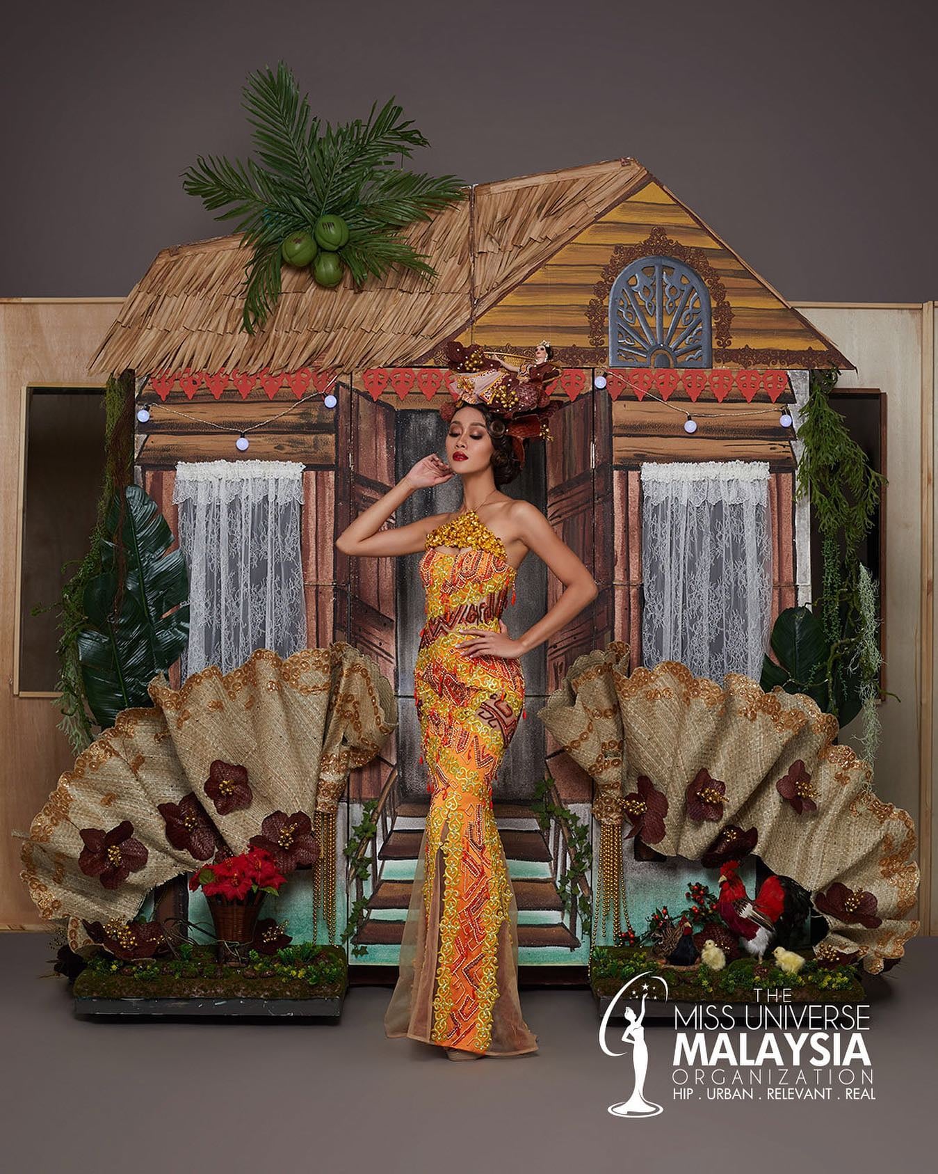 Đối thủ của Khánh Vân khoe trang phục dân tộc thi Hoa hậu Hoàn vũ