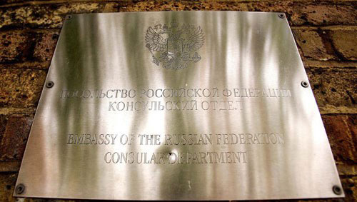 Biển tên đại sứ quán Nga tại Anh - Ảnh: AFP
