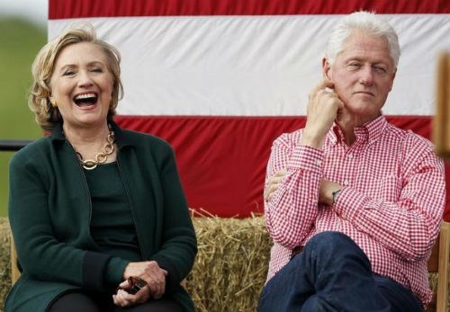 Vợ chồng cựu Tổng thống Mỹ Bill Clinton và bà Hillary Clinton nằm trong số 0,1% số người kiếm được nhiều tiền nhất nước Mỹ - Ảnh: Reuters