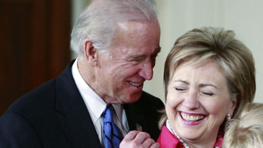 Cựu Ngoại trưởng Mỹ Hillary Clinton gọi Phó Tổng thống Joseph Biden là một người bạn - Ảnh: Reuters