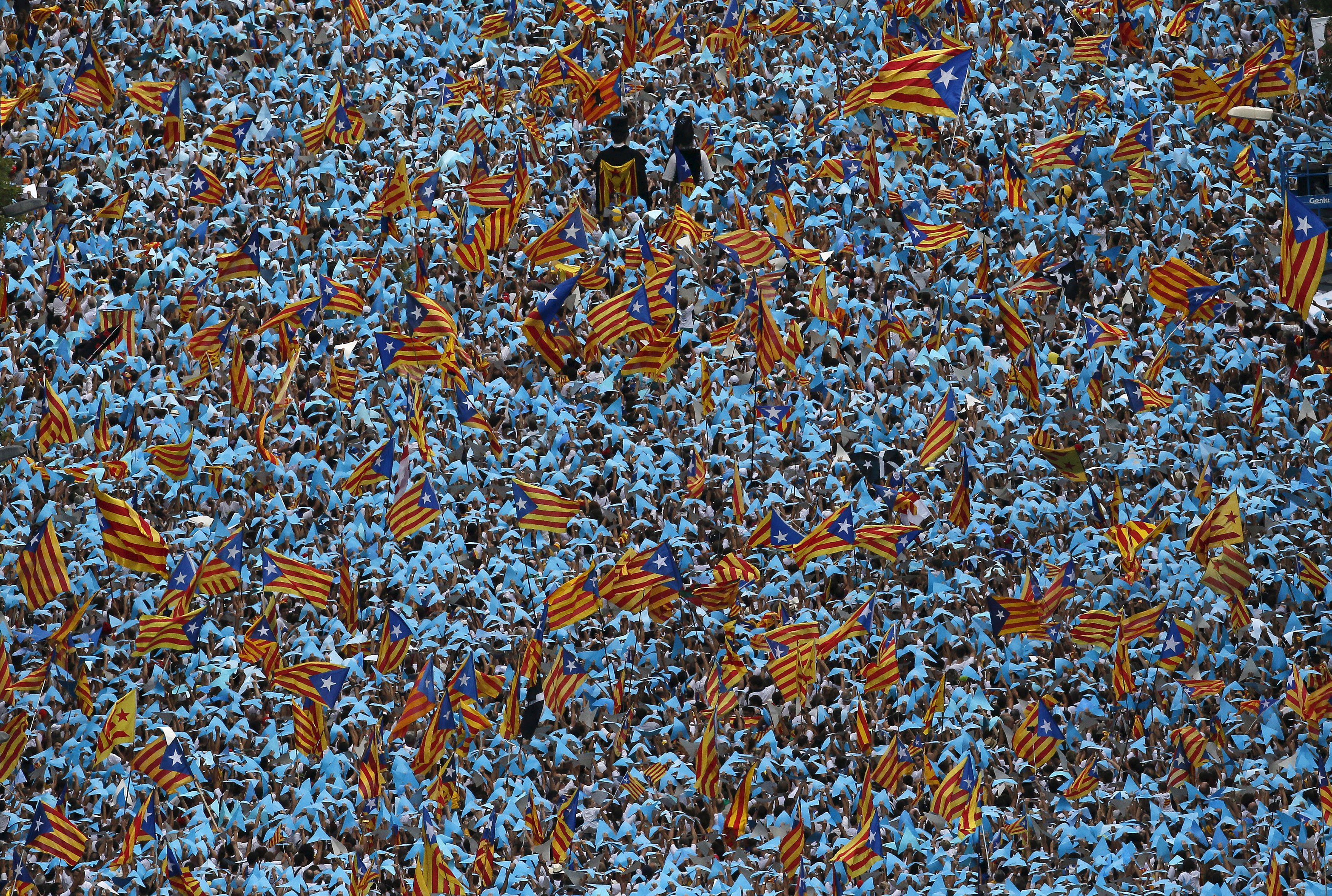 Hơn một triệu người đã xuống đường tuần hành đòi xứ Catalonia tách khỏi Tây Ban Nha - Ảnh: Reuters
