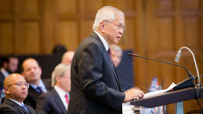 Ngoại trưởng Philippines, ông Albert del Rosario phát biểu tại phiên tranh tụng hồi tháng 7.2015 - Ảnh: PCA