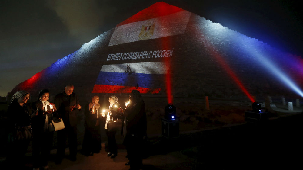 Kim tự tháp được chiếu đèn theo màu cờ nước Nga - Ảnh: Reuters