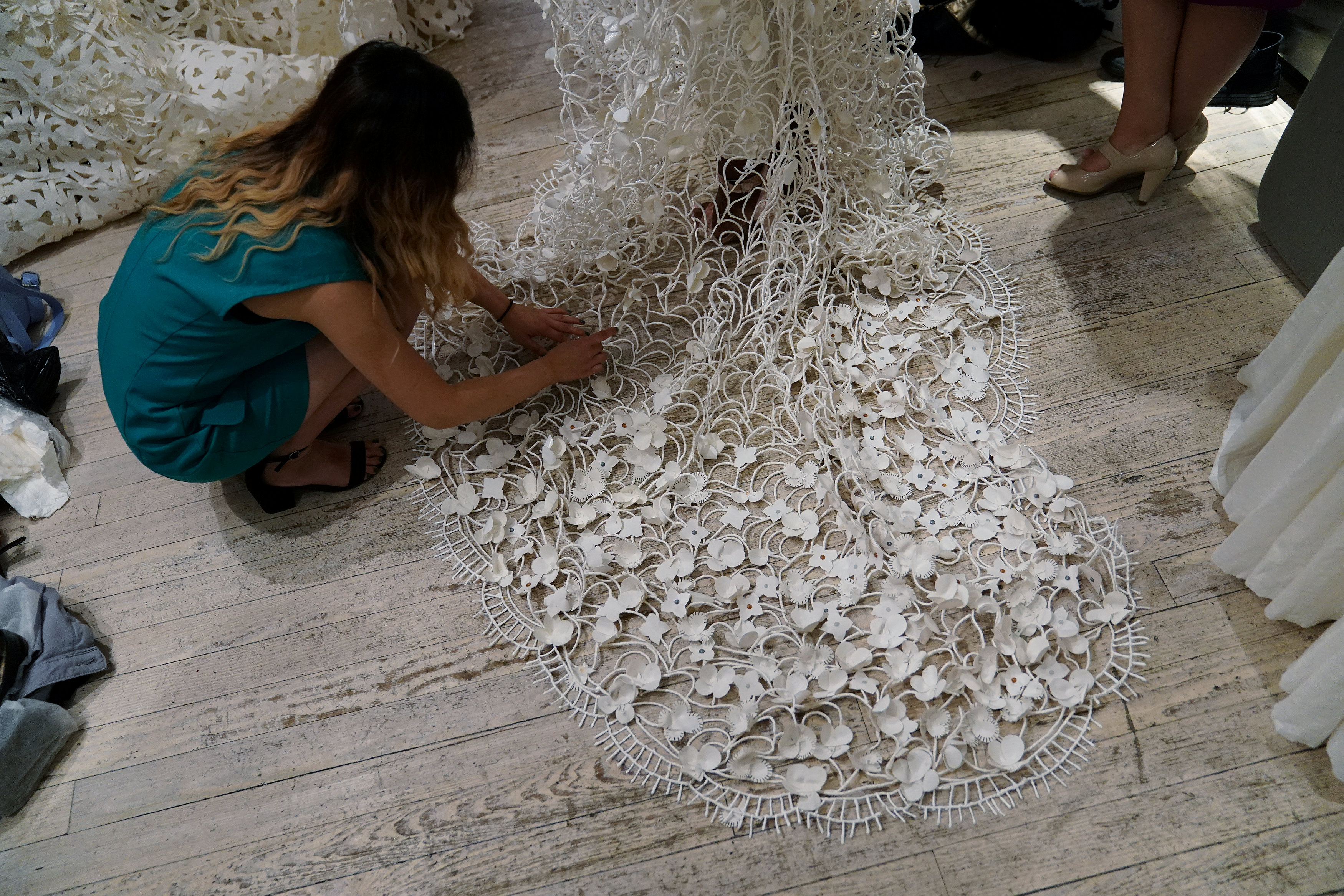 Váy cưới lộng lẫy từ giấy vệ sinh | Báo Dân trí