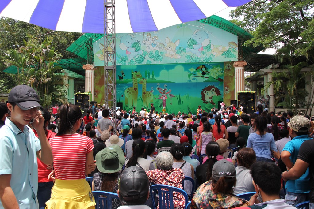 Hàng ngàn trẻ em thích thú chụp hình cùng voi tại Thảo cầm viên - Ảnh 2