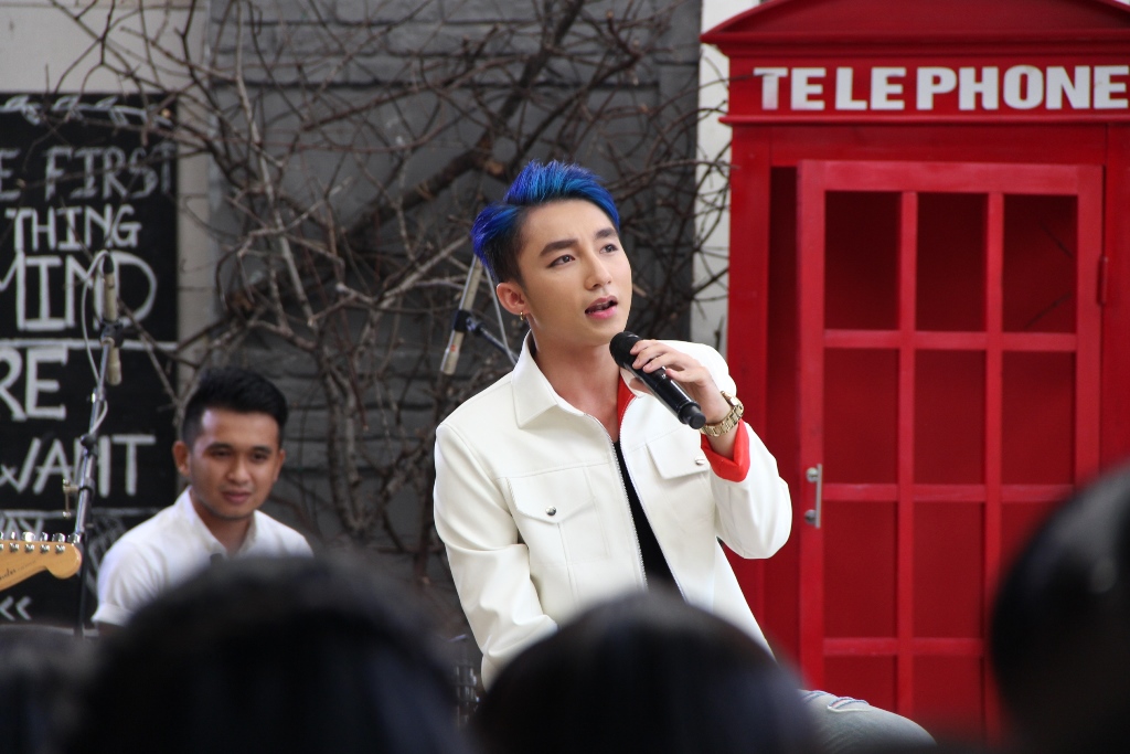Sơn Tùng M-TP là ca sĩ Việt Nam đầu tiên ra mắt bài hát bằng hình thức Live Streaming - Ảnh: Vũ Phượng