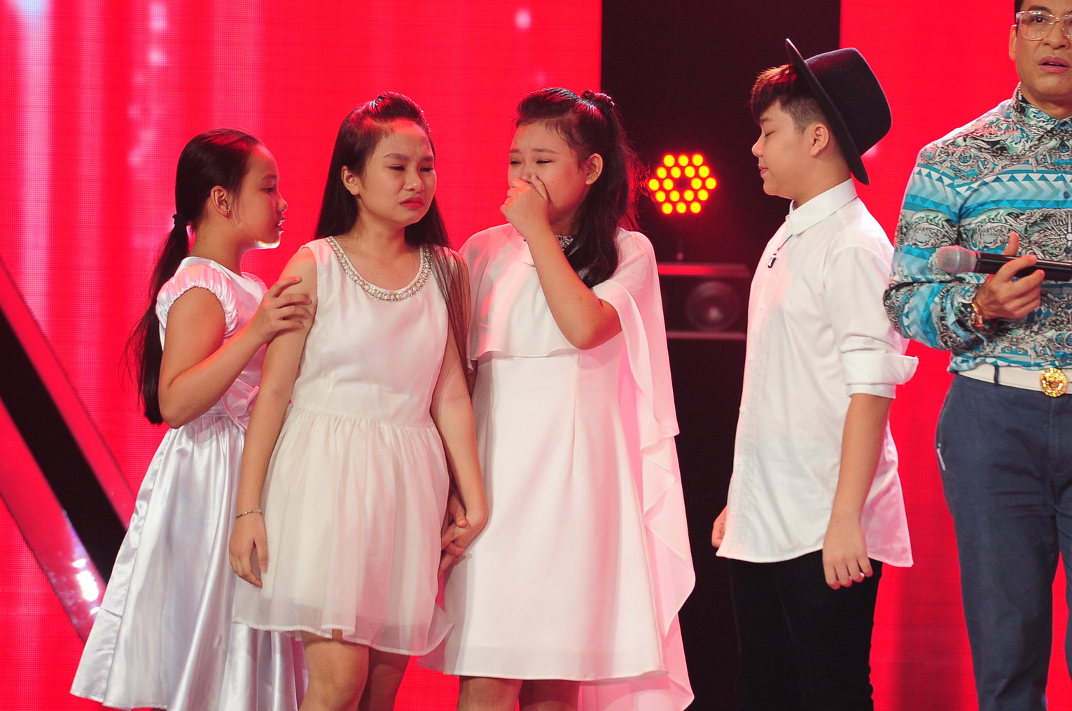 Các thí sinh nhí bật khóc khi phải nói lời chia tay chương trình - Ảnh: Lý Võ Phú Hưng