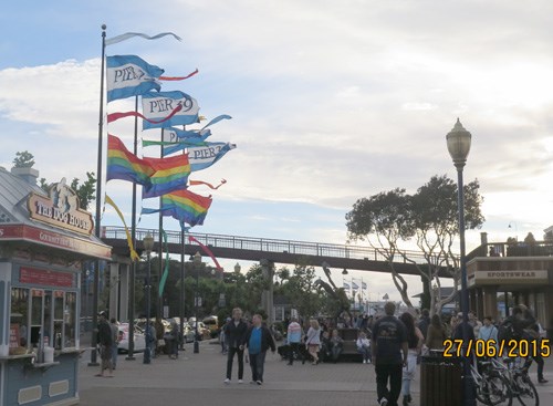 Nhiều nơi trong thành phố San Francisco (Mỹ) treo cờ biểu tượng 6 sắc cầu vồng ủng hộ quyền bình đẳng giới cho người đồng tính - Ảnh: Thành Trung