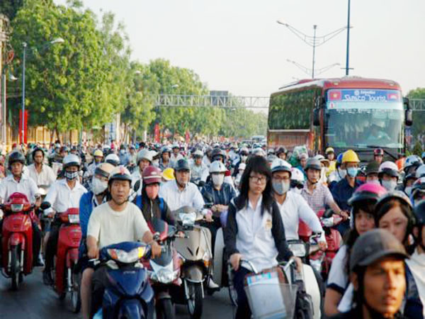 Cảnh kẹt xe trong giờ cao điểm ở các thành phố lớn là chuyện bình thường ở Việt Nam  - Ảnh: An Bang