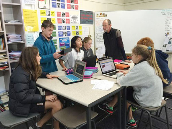 Một tiết học tại Ponsonby Intermediate School - Auckland, New Zealand, học sinh thoải mái học theo nhóm và mỗi lớp học chỉ hơn 20 em - Ảnh: Hà Ánh