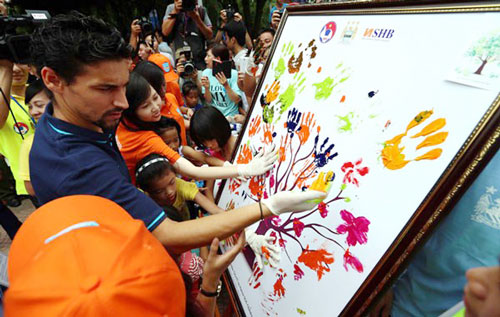 David Silva dùng tay trần vẽ tranh cùng trẻ em tại làng SOS - Ảnh: Quang Minh