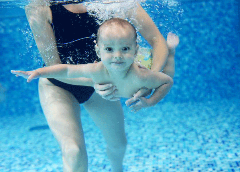 Tại các nước phát triển, dạy bơi là ưu tiên số 1 và là kỹ năng sống hàng đầu của trẻ  - Ảnh: Shutterstock