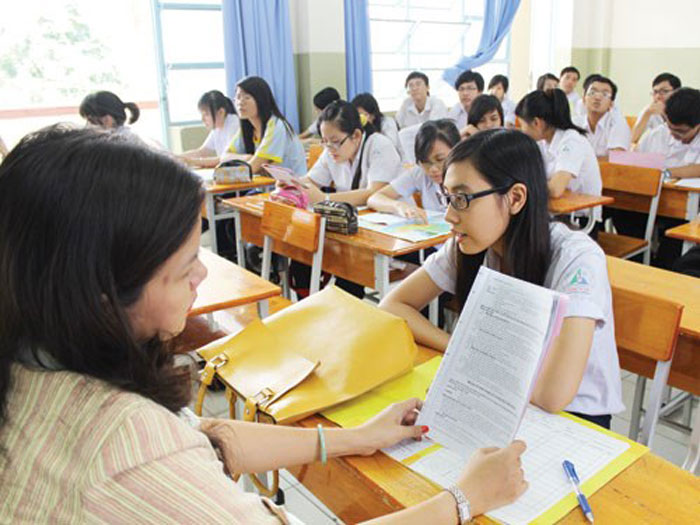 Giáo viên Trường THPT Lương Thế Vinh dò bài môn địa lý cho học sinh lớp 12 trong những ngày ôn tập cuối - Ảnh: Đào Ngọc Thạch