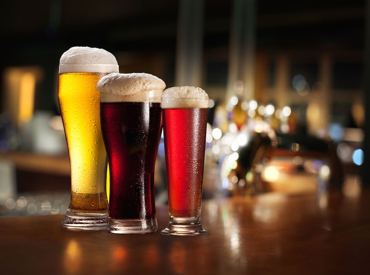 Bạn muốn uống loại bia nào? Hãy về xem kỹ lại chỉ thị nhé! - Ảnh minh họa của Shutterstock