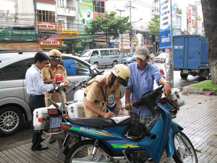 Phạt là một cách răn đe những người cố tình vi phạm Luật Giao thông. Nhưng cách mà CSGT hiện nay phạt người tham gia giao thông có nhiều điều khiến dân không phục - Ảnh: Đàm Huy