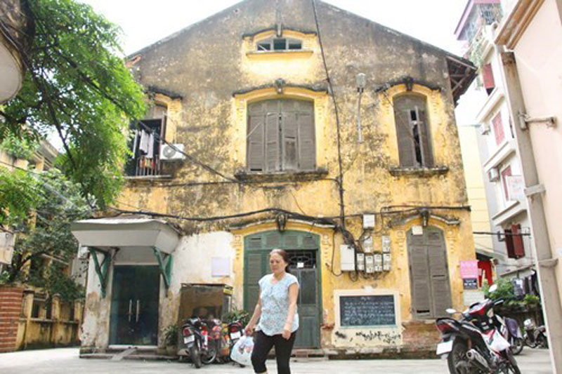Tòa nhà số 6 Tăng Bạt Hổ (Hà Nội) hiện đang là nơi cư trú của khoảng 20 hộ dân  - Ảnh: Minh Hoàng