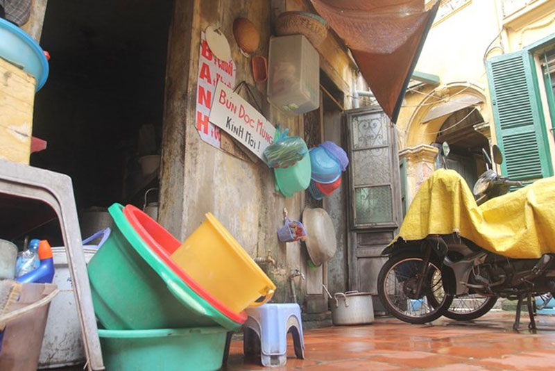 Khu sân bếp của ngôi biệt thự cũ ở Ngõ Tức Mạc (Hà Nội) là nơi sinh hoạt chung của 12 hộ gia đình - Ảnh: Minh Hoàng