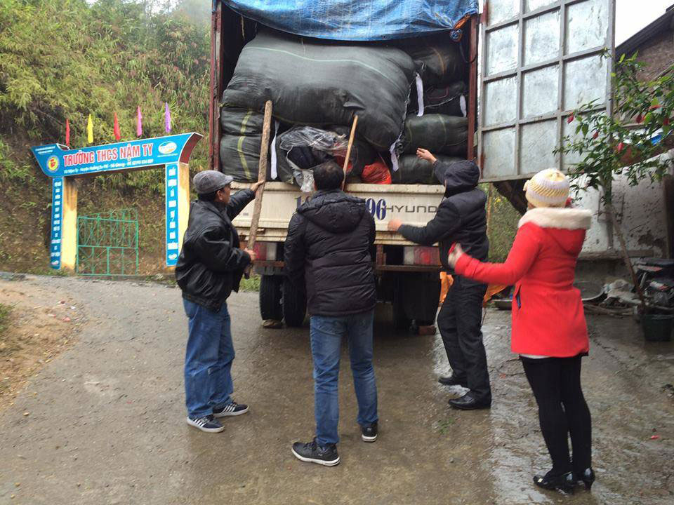 Xe chuyển hàng cứu rét lên trường học ở Hoàng Su Phì, tỉnh Hà Giang - Ảnh chụp từ Facebook