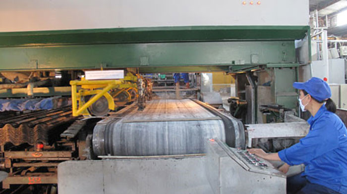 Nhiều nhà máy vẫn tiếp tục sản xuất tấm lợp fibro xi măng - Ảnh: Đan Hạ