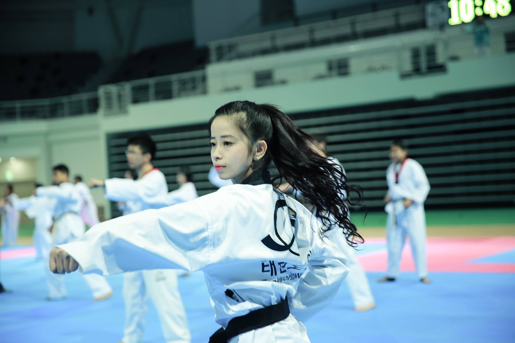 hot-girl-Taekwondo-Chau-tuyet-Van-vo-nhac-lien-hoan-vo-thuat-quoc-te