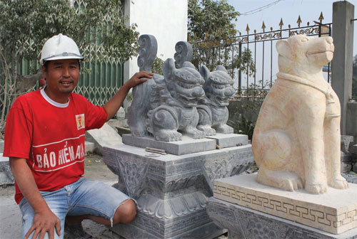 Làng nghề Ninh Vân đang tất bật chế tác linh vật Việt - Ảnh: Đinh Dụng