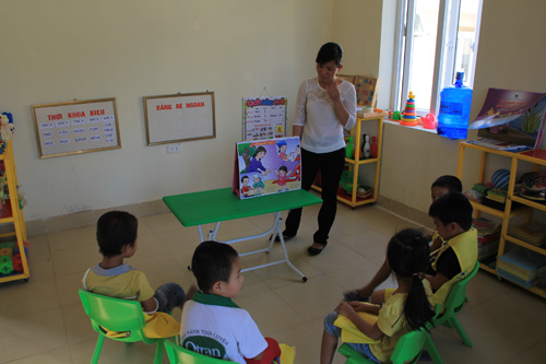 Cô Hiệm đang dạy các em nhỏ ở đảo Trần - Ảnh: Trung Hiếu
