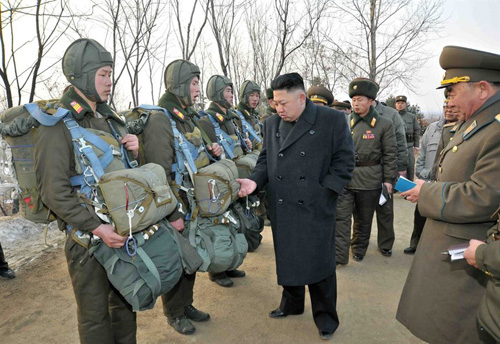 Lãnh đạo Triều Tiên Kim Jong-un thị sát một đơn vị nhảy dù - Ảnh: KCNA/AFP