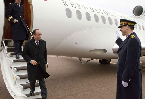 Tổng thống Pháp François Hollande thăm lãnh thổ hải ngoại Saint-Pierre-et-Miquelon ở bắc Đại Tây Dương ngay trước lễ Giáng sinh - Ảnh: AFP