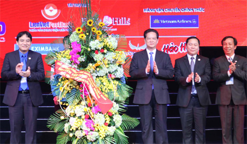 Thủ tướng Nguyễn Tấn Dũng đến dự chương trình tối qua - Ảnh: Ngọc Thắng