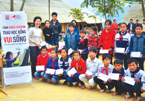 Đại diện Great Eastern  trao học bổng Vui Sống cho các em học sinh vùng cao xã Tà Hừa, huyện Than Uyên, tỉnh Lai Châu - Ảnh: D.K
