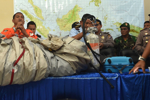  Không quân Indonesia trưng bày các vật thể được vớt lên từ khu vực tìm kiếm - Ảnh: AFP