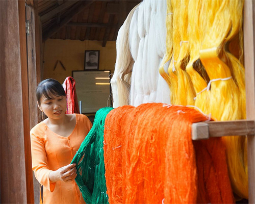 Tơ lụa thủ công truyền thống của người Việt - Ảnh: An Dy