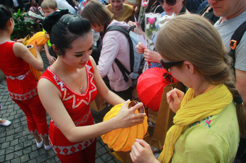 Nữ du khách người Đức là du khách quốc tế thứ 1,7 triệu đến Quảng Nam