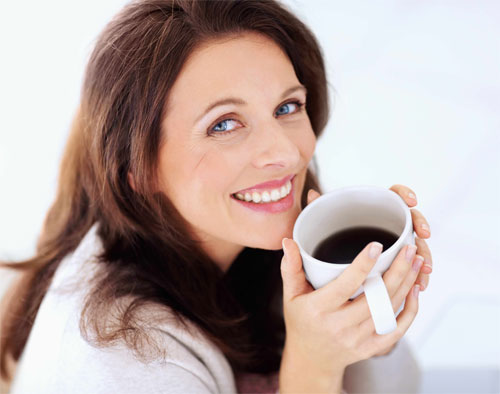 Uống một tách cà phê rồi chợp mắt vào buổi trưa được cho là giúp tỉnh táo hơn - Ảnh: Shutterstock