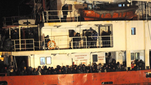 Người nhập cư lậu chen chúc trên tàu Blue Sky M - Ảnh: Reuters