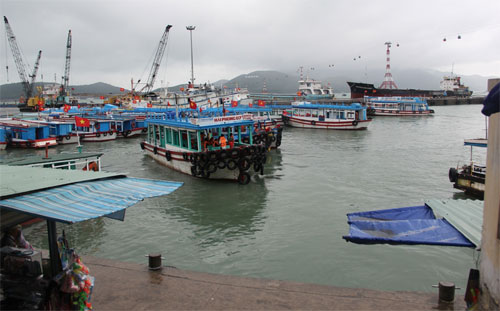 Nhiều tàu du lịch neo đậu trong bến Cầu Đá Vĩnh Nguyên sáng 3.1- Ảnh: Nguyễn Chung