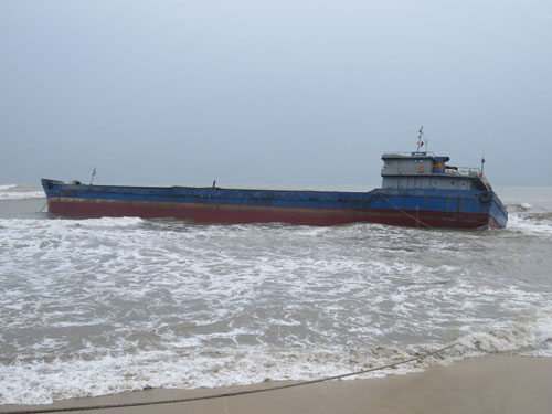 Tàu hàng HD 1900 chở 1.250 tấn tinh bột sắn bị nạn tại vùng biển Sa Huỳnh - Ảnh: Hiển Cừ