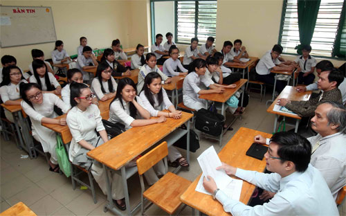 Theo yêu cầu của học sinh Trường THPT Nguyễn Văn Cừ (Hóc Môn, TP.HCM), các chuyên gia tiếp tục tư vấn ngay tại lớp học - Ảnh: Đào Ngọc Thạch