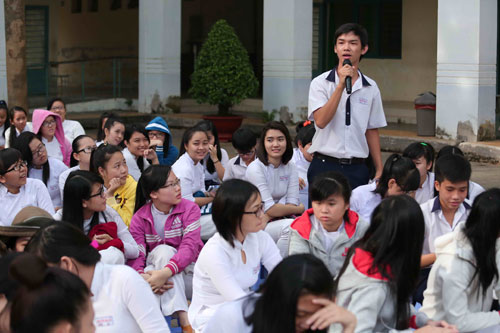 Học sinh Trường THPT Nguyễn Văn Cừ (Hóc Môn, TP.HCM) tham gia chương trình Tư vấn mùa thi của Báo Thanh Niên diễn ra tại trường này ngày 5.1 - Ảnh: Đào Ngọc Thạch