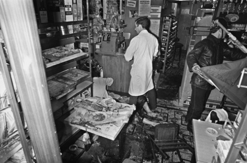 Bên trong nhà hàng Gokdenberg, sau vụ tấn công tháng 8.1982 - Ảnh: AFP